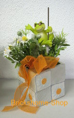 Dekoratives Kunstblumen Gesteck mit Frosch